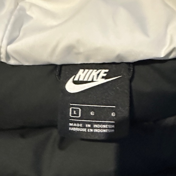 Nike Men’s Windrunner Black Hooded Jacket
Men’s Down Jacket - Picture 4 of 8